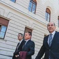 Obsodba predsednika SDS Janeza Janše na dve leti zapora, brigadirja Toneta Krkoviča in direktorja Rotisa Ivana Črnkoviča pa na 22 mesecev, je pravnomočna in izvršljiva 