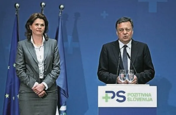 Ljubljanski župan Zoran Janković je s prevzemom vodenja Pozitivne Slovenije zelo verjetno popeljal svojo politično kariero navzdol in razklal svojo stranko, ocenjujejo hrvaški časniki 