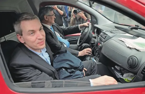 K Bratuškovi se je pripeljal tudi primorski poslanec Aljoša Jerič