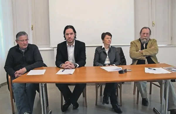 Člani Civilne iniciative za samostojni Notranjski muzej iz Postojne se pod izjavo za javnost, v kateri občinsko upravo  in medije opozarjajo na plagiatorstvo diplomske naloge direktorice zavoda Znanje, pod katerega spada tudi Notranjski muzej, niso