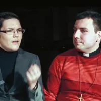 Nataša Kolavčič in Blaž Batagelj, nekdanja člana AMO, sta v filmu izrazila svoje spomine na Emila Aberška in delo skupine