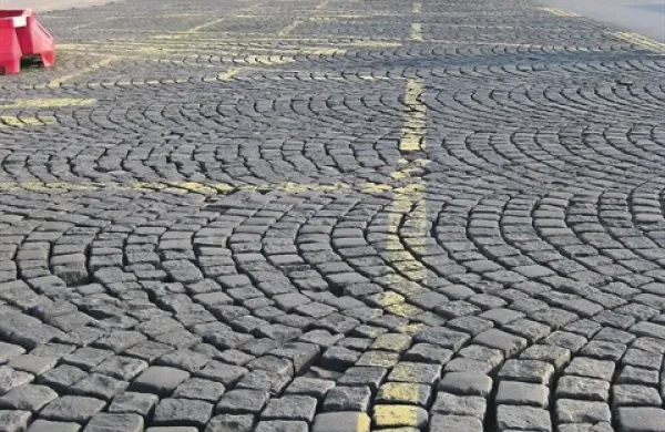 Razmajane granitne kocke so se celo zataknile med dvojna kolesa avtobusa 