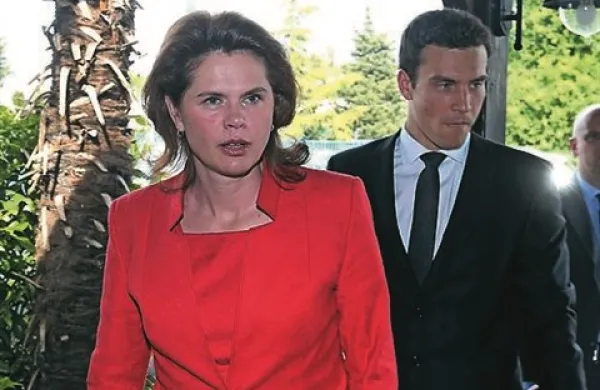 Premierka Alenka Bratušek je predsednikom parlamentarnih strank in vodjem poslanskih skupin poslala pismo, v katerem jih poziva, naj se opredelijo glede možnosti za čimprejšnje predčasne volitve