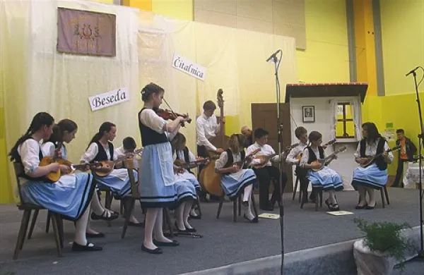 Mladi tamburaši osnovne šole, ki nadaljujejo bogato glasbeno tradicijo Jelšan, so navdušili polno dvorano