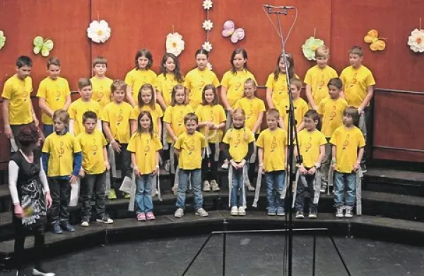 Bogato pevsko tradicijo mentorji prenašajo že na najmlajše  v  matičnih in na podružničnih šolah, zvesti pa ji ostajajo tudi dijaki