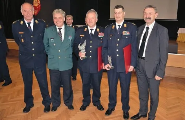 Ivan Vidmar in Miro Bozja (tretji in četrti z leve) ter  Marijan Stres, predsednik sveta severnoprimorske regije, Darko But, generalni direktor  uprave za zaščito in reševanje,  ter Srečko Šestan, poveljnik CZ