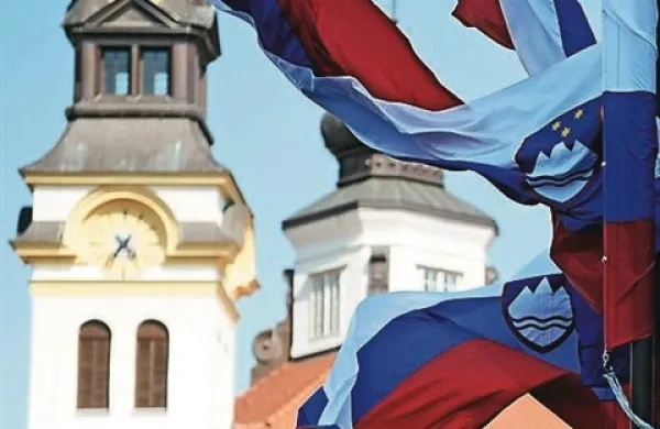 Bonitetna agencija Fitch je danes zvišala obete za Slovenijo z negativnih na stabilne