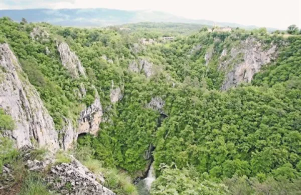  Uprava Parka Škocjanske jame nasprotuje  umestitvi vetrnic v regijski park, ki je Unescova dediščina, biosferni rezervat Kras, ki ga ščitita Ramsarska konvencija in status Natura 2000
