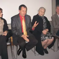 Na predstavitvi umetniško dokumentarnega filma (z desne) Igor Kranjc, Tatjana Kralj, župan Janez Pavlin in domačinka Staška Strnad, ki je vodila predstavitev Restavrirane poslikave svetih bratov Cirila in Metoda v cerkvi sv. Helene na Premu 