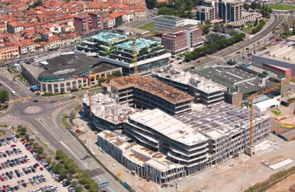 Grafist bo v teh dneh začel s komunalnim opremljanjem območja na Bonifiki, kjer naj bi do konca leta 2015 s pomočjo skritega partnerja zgradil tudi hotel 