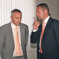 Anto Guberac zanika dogovarjanje s koprskim županom Borisom Popovičem. Kdo je skrivnostni partner, ki ga zalaga z denarjem, noče razkriti. Sume o pranju denarja zavrača. 