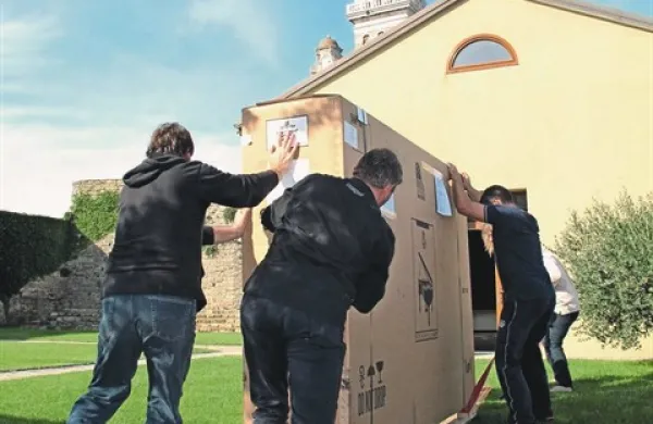 Koncertni klavir iz Toronta je v dvorano sv. Peregrina v Piranu prispel po mesecu dni potovanja 