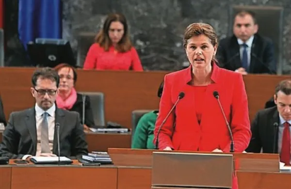 Po napovedi Alenke Bratušek, da bo v ponedeljek predsednika republike in DZ obvestila o svojem odstopu s premierske funkcije, analitik Matej Makarovič ocenjuje, da je Bratuškova politično 