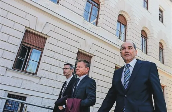 Potopili so ladjo in sedaj bežijo z nje, še prej pa bodo poskrbeli zase, se je na napoved premierke Alenke Bratušek, da bo v ponedeljek predsednika republike in DZ obvestila o svojem odstopu, na družbenem omrežju Twitter odzval predsednik SDS Janez