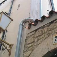 V mestu Krk je glavna ulica ob stolnici poimenovana po Slovencu - škofu Antonu Mahniču