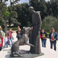 Kip svetega Frančiška, ki ukroti volka,   na ploščadi pri vhodu v samostan na Košljunu