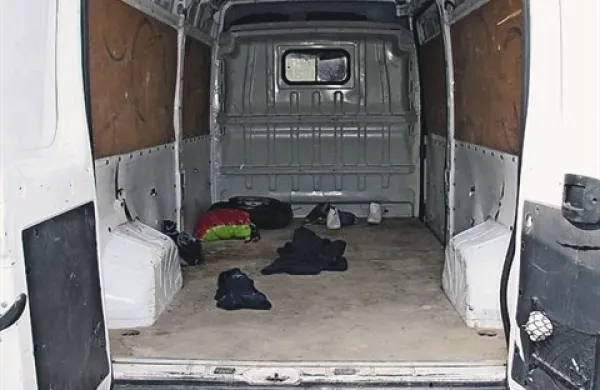 Koprski kriminalisti so letos obravnavali že 16 kaznivih dejanj nezakonitega prehoda čez mejo ali ozemlje in ovadili 29 osumljenih. Nekateri so prebežnike prevažali v kombijih. 