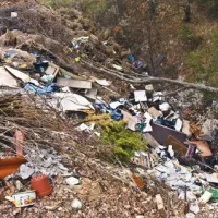 V skoraj 30 letih so odpadki zapolnili več kot polovico vrtače, ki pa ob onesnaževanju leži na za podzemne vode kraško občutljivem območju