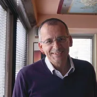 Dr. Peter Štih je redni profesor za srednjeveško zgodovino in pomožne zgodovinske vede na Filozofski fakulteti Univerze v Ljubljani. Je izredni član Slovenske akademije znanosti in umetnosti ter dopisni član Avstrijske akademije znanosti. 