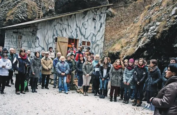 Direktorica muzeja Ivana Leskovec (na fotografiji skrajno desna ob lanski 70. obletnici Franje) je trdnejšo pogodbo upravljanja s spomenikom sprejela z olajšanjem