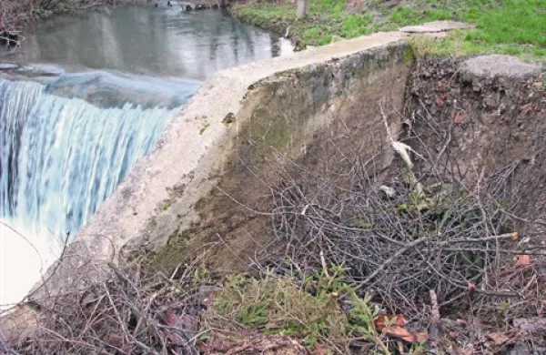 Začetek sanacije stopenjskega pragu na Močilniku v Podnanosu je še neznanka