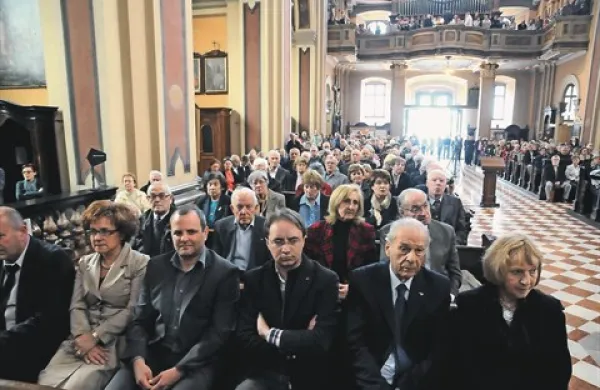 Maši sta prisostvovala tudi tolminski in goriški župan (tretji in peti z leve)