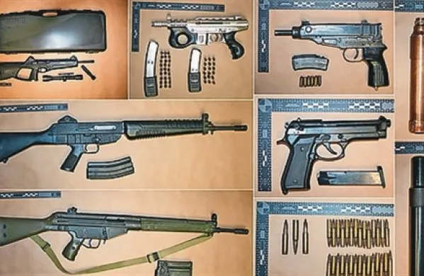 V stanovanju so kriminalisti našli  avtomatski puški,  avtomatski pištoli,  dušilca zvoka, laserski merilnik in več nabojev 