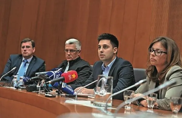 Poslanci, ki so po zmagi ljubljanskega župana Zorana Jankovića izstopili iz poslanske skupine PS, se danes združujejo v novo poslansko skupino nepovezanih poslancev