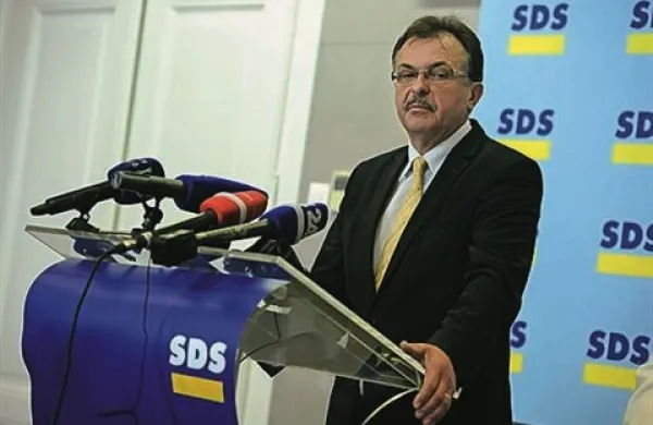 Poslanska skupina SDS je danes vložila predlog za spremembo ustave, s katero bi omogočili samorazpustitev DZ, je na novinarski konferenci pojasnil vodja poslanske skupine SDS Jože Tanko