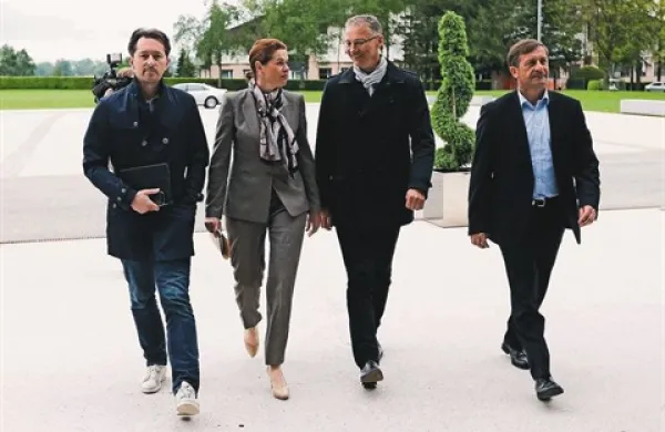 Datum odstopa  je Bratuškova uskladila s  prvaki DL Gregorjem Virantom, SD Igorjem  Lukšiče in Desusa Karlom Erjavcem. Zorana Jankovića iz PS na sestanek ni povabila. 