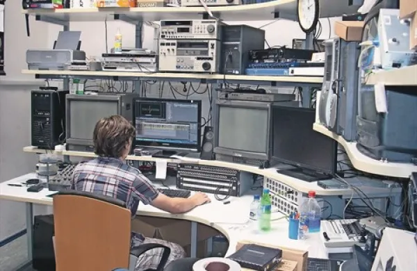 Sodišče je ugotovilo, da je Studio Proteus (na fotografiji so  njihovi prostori v Šolskem centru Postojna) v zameno za dodeljeno stvarno služnost pustilo občinskim javnim zavodom omrežje, zato mu ni treba  plačati  100.000 evrov odškodnine