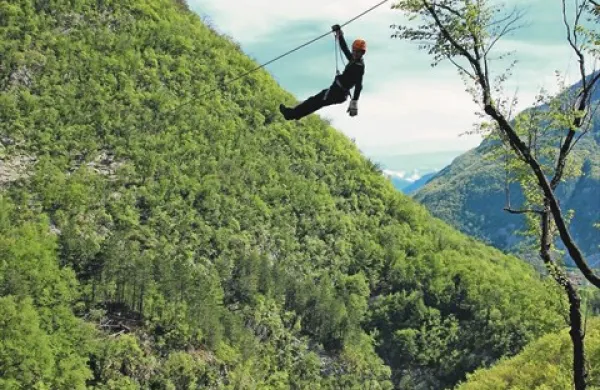 Jeklenice so napeljane do 150 metrov nad kanjonom  Učja