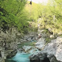 Kljub zagotavljanju adrenalinskih užitkov so minimalno posegli v naravo, ki spada v zaščiteno območje Natura 2000 
