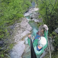  Adrenalinski spust nagradi z izjemnim pogledom na neokrnjena korita 