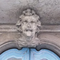 Maskeroni nad vrati so običajno groteskne figure z grozečimi pogledi. Bi ta lahko upodabljal slavnega Shakespearea?  