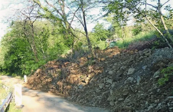 Lokalna cesta, ki povezuje Sv. Anton z vasjo Potok, ostaja zaprta za promet, sanacija plazišča pa bo obsežnejša od sprva predvidene 