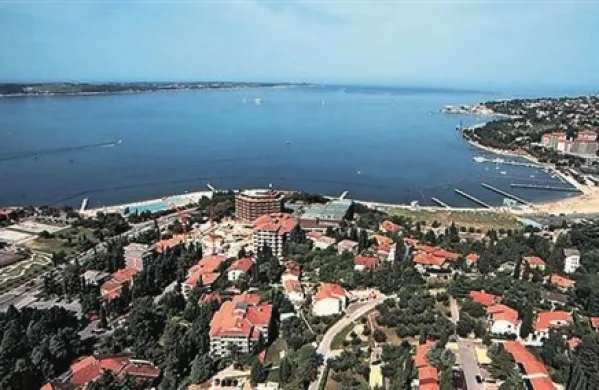 Praznična zabava v Kanegri je od 30. aprila do 3. maja spet budila tudi krajane   v piranskem zalivu. Lansko dopisovanje med piranskim županom Petrom Bossmanom, zunanjim ministrstvom in hrvaškim veleposlaništvom ni obrodilo sadov.