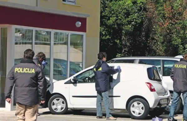 Roparji so se pripeljali z ukradenim twingom, sicer v lasti Kraškega zidarja. Na njem sta bili ukradeni registrski tablici.