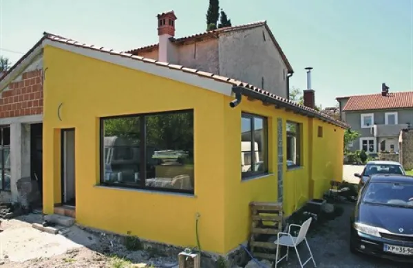 V tem prizidku je imela romunska družina kuhinjo, kopalnico, spalnico in pokrito teraso