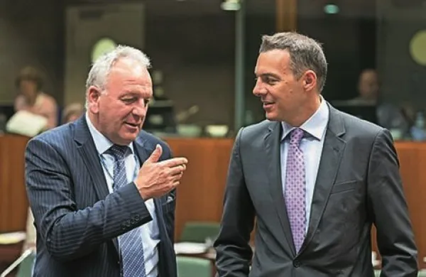 Slovenija razmišlja o izstopu iz skupine držav, ki želijo uvesti davek na finančne transakcije, saj ekonomska logika za tem davkom zanjo ne drži, je danes v Bruslju povedal finančni minister Uroš Čufer (desno)