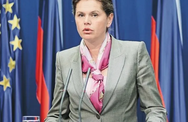 Alenka Bratušek je tretja v manj kot štirih letih, ki je predčasno sklenila premierski mandat