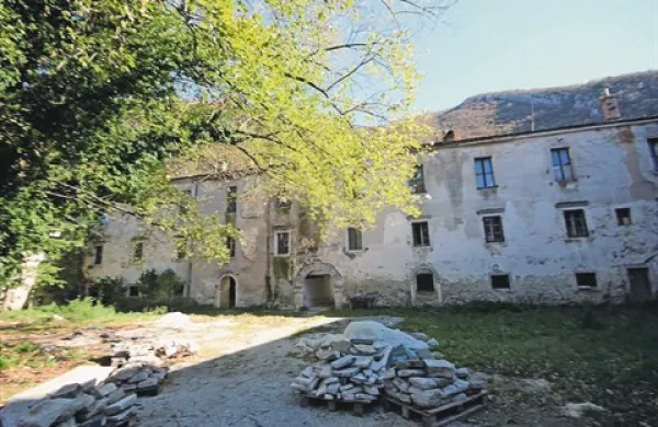 Če ne bo presenečenj, bodo gospodarski del dvorca začeli obnavljati že ta mesec