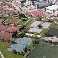 Z rumenim okvirjem je označeno teniško igrišče, ob katerem bodo v prihodnjih mesecih zgradili tribuno za 600 do 700 gledalcev 