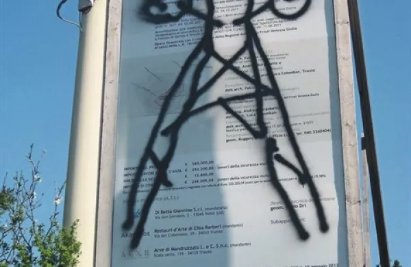 Proti novi anteni na hribu v vasi Korošci so protestirali tudi z grafiti, a stolp je vseeno zrasel