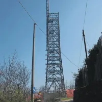 Novo anteno so postavili le 200 metrov od slovenske meje tik ob arheološkem najdišču Kaštelir nad Elerji
