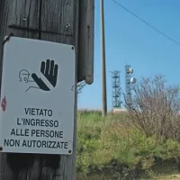 Dostop do anten na italijanski strani je prepovedan, oddajniki pa signale nemoteno pošiljajo na slovensko stran