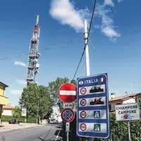 V kraju Čampore obiskovalce poleg table z imenom kraja pričaka še gozd anten in oddajnikov