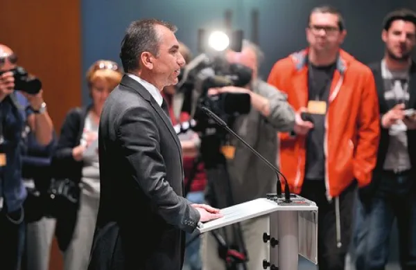 Predsednik DZ Janko Veber je po današnjem posvetu s pravniki glede nadaljnjih postopkov po odstopu premierke Alenke Bratušek, ki ga je gostil predsednik republike Borut Pahor, ugotovitve pojasnil tudi članom svojega kolegija