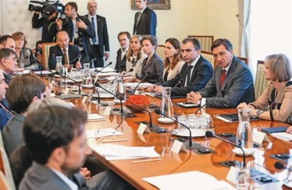Ustavni pravniki so po sestanku pri predsedniku republike Borutu Pahorju nekoliko enotnejši o postopkih do predčasnih volitev, a glede datuma ostaja še veliko neznank