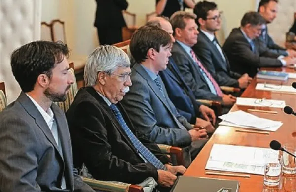 Ustavni pravniki so na srečanje k predsedniku republike Borutu Pahorju prišli z različnimi stališči glede najboljše možnosti razpisa predčasnih volitev